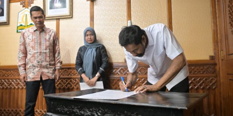 Gubernur Aceh H. Muzakir Manaf, didampingi Sekda Aceh, M. Nasir, S.IP, MPA, saat menandatangani maklumat bersama Forum Koordinasi Pimpinan Daerah (Forkopimda) Aceh usai menggelar rapat, di Ruang Rapat Gubernur Aceh, Banda Aceh, Kamis, (23/7/2026). Foto: Dok. Biro Adpim Setda Aceh 