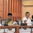 Sekda Aceh, M. Nasir, S.IP, MPA, saat menghadiri Rapat Koordinasi Percepatan Rehabilitasi dan Rekonstruksi Pascabencana Sumatera, di Gedung Serba Guna Setda Aceh, Banda Aceh, Jum'at, (24/7/2026). Foto: Dok. Biro Adpim Setda Aceh