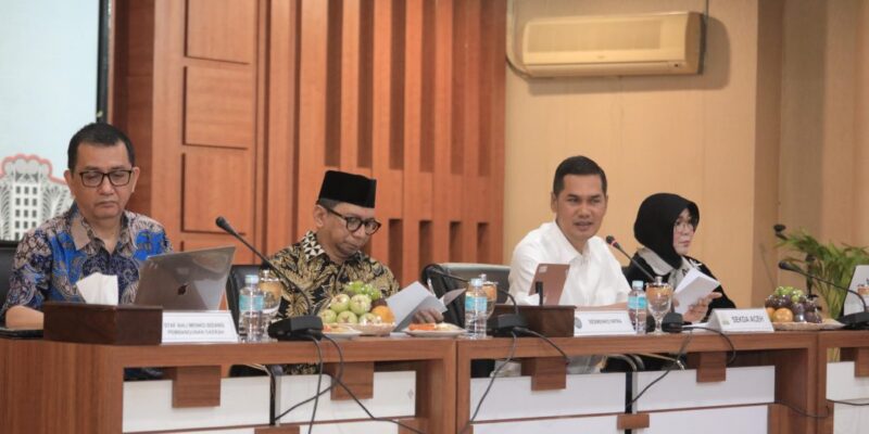 Sekda Aceh, M. Nasir, S.IP, MPA, saat menghadiri Rapat Koordinasi Percepatan Rehabilitasi dan Rekonstruksi Pascabencana Sumatera, di Gedung Serba Guna Setda Aceh, Banda Aceh, Jum'at, (24/7/2026). Foto: Dok. Biro Adpim Setda Aceh 