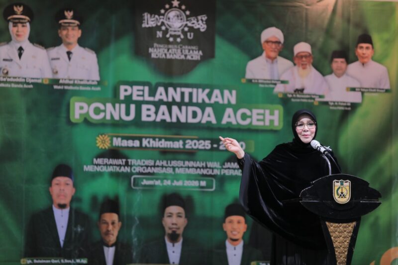 Wali Kota Banda Aceh Illiza Sa’aduddin Djamal menyampaikan sambutan pada pelantikan Pengurus Cabang Nahdlatul Ulama (PCNU) Kota Banda Aceh Masa Khidmat 2025–2030 di Aula Balai Kota Banda Aceh, Sabtu (25/7/2026). Foto: Dok. Prokopim Kota Banda Aceh