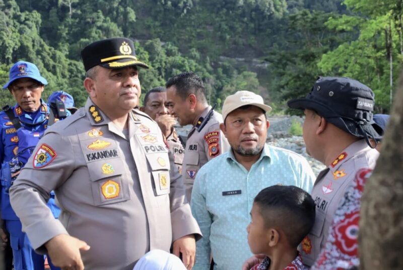 Irwasda Polda Aceh Kombes Pol. Iskandar bersama Kepala Dinas Pendidikan dan Kebudayaan Aceh Barat Irwan, M.Si. meninjau lokasi rencana pembangunan jembatan gantung di Desa Sikundo, Kecamatan Pante Ceureumen, Kamis (23/7/2026). Foto: Dok. Pemkab Aceh Barat