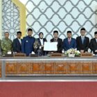 Pimpinan DPRK Banda Aceh, Wali Kota Illiza Sa'aduddin Djamal, Wakil Wali Kota Afdhal Khalilullah, unsur Forkopimda, dan anggota dewan berfoto bersama usai rapat paripurna persetujuan Rancangan Qanun tentang Pertanggungjawaban Pelaksanaan APBK Kota Banda Aceh Tahun Anggaran 2025 di Gedung DPRK Banda Aceh, Jumat (24/7/2026). Foto: Dok. DPRK Banda Aceh