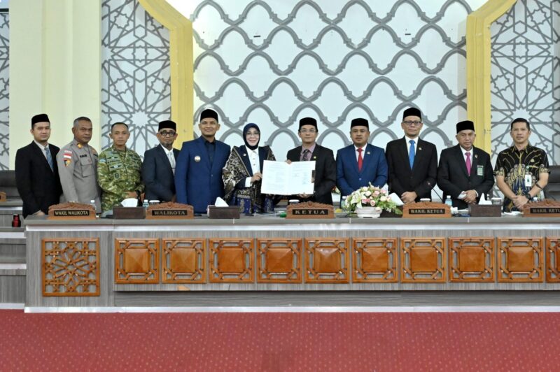 Pimpinan DPRK Banda Aceh, Wali Kota Illiza Sa'aduddin Djamal, Wakil Wali Kota Afdhal Khalilullah, unsur Forkopimda, dan anggota dewan berfoto bersama usai rapat paripurna persetujuan Rancangan Qanun tentang Pertanggungjawaban Pelaksanaan APBK Kota Banda Aceh Tahun Anggaran 2025 di Gedung DPRK Banda Aceh, Jumat (24/7/2026). Foto: Dok. DPRK Banda Aceh