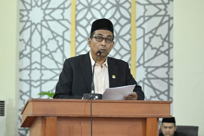 Juru bicara Fraksi PKS DPRK Banda Aceh Tengku Tarnuman menyampaikan pandangan akhir fraksi mengenai Rancangan Qanun Pertanggungjawaban Pelaksanaan APBK Tahun Anggaran 2025 di Gedung DPRK Banda Aceh, Jumat (24/7/2026). Foto: Dok. DPRK Banda Aceh