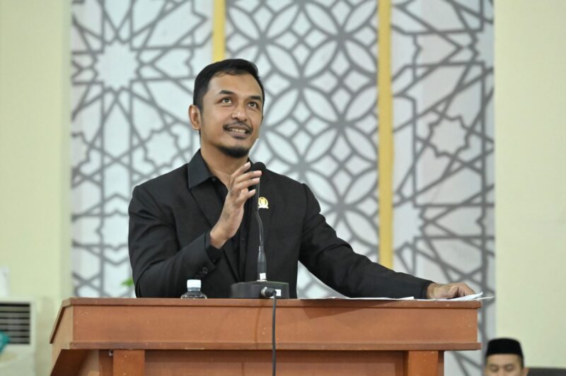 Teuku Arief Khalifah menyampaikan pandangan Fraksi Partai Gerindra dalam rapat paripurna DPRK Banda Aceh terkait pertanggungjawaban APBK Tahun Anggaran 2025 di Gedung DPRK Banda Aceh, Jumat (24/7/2026). Foto: Dok. DPRK Banda Aceh