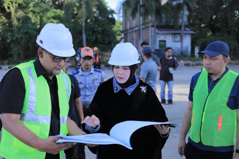 Wali Kota Banda Aceh, Illiza Sa’aduddin Djamal, didampingi Kepala Dinas Perhubungan Kota Banda Aceh, Syaifuddin Ambia, meninjau kawasan eks Terminal Keudah yang akan ditata menjadi ruang publik sementara sekaligus dipersiapkan sebagai kawasan strategis untuk investasi, Sabtu (25/7/2026). Foto: Dok. Diskominfo Kota Banda Aceh