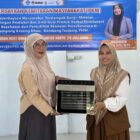 Ketua Tim PKM UNADA Banda Aceh, Lasri, S.Pd., M.Pd., secara simbolis menyerahkan satu unit oven pengering herbal kepada kelompok PKK Gampong Krueng Dhou untuk mendukung keberlanjutan produksi herbal berbasis potensi lokal, Senin (27/7/2026). Foto: Dok. Istimewa 