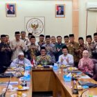 Wakil Gubernur Aceh, H. Fadhlullah, didampingi Asisten Pemerintahan, Keistimewaan Aceh dan Kesejahteraan Rakyat Sekda Aceh, Drs. Syakir, M.Si, dan Imam Besar Masjid Raya Baiturrahman Banda Aceh, Tgk. H. Muhammad Ali (Abu Paya Pasi) foto bersama usai melakukan audiensi dengan Wakil Badan Wakaf Indonesia (BWI) Pusat, Dr.Tatang Astarudin, S.Ag, SH, M.Si, beserta jajaran, di Kantor BWI Pusat, Jakarta, Kamis (23/7/2026). Foto: Dok. Biro Adpim Setda Aceh