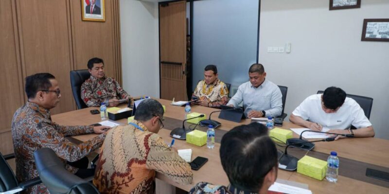 Wakil Gubernur Aceh, H. Fadhlullah, didampingi Ketua Badan Reintegrasi Aceh (BRA) Jamaluddin, SH, M.Kn, dan Staf Khusus Gubernur Aceh Teuku Irsyadi, saat melakukan audiensi dengan Wakil Menteri Sekretariat Negara Juli Ardiantoro, di Kantor Kementerian Sekretariat Negara (Kemensetneg), Jakarta, Jum'at, (24/7/2026). Foto: Dok. Biro Adpim Setda Aceh