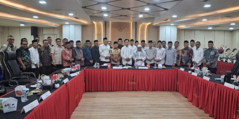 Wakil Gubernur Aceh, H. Fadhlullah, didampingi Asisten Pemerintahan, Keistimewaan Aceh dan Kesejahteraan Rakyat Sekda Aceh, Drs. Syakir, M.Si, beserta Imam Besar Masjid Raya Baiturrahman Banda Aceh, Tgk. H. Muhammad Ali (Abu Paya Pasi) dan para Kepala SKPA/Biro terkait, foto bersama usai melakukan diskusi dengan Menteri Koordinator Bidang Hukum, Hak Asasi Manusia, Imigrasi, dan Pemasyarakatan (Menko Kumham Imipas) Prof. Dr. Yusril Ihza Mahendra, SH, M.Sc, di Kantor Kemenko Kumham Imipas, Jakarta, Jum'at, (24/7/2026). Foto: Dok. Biro Adpim Setda Aceh