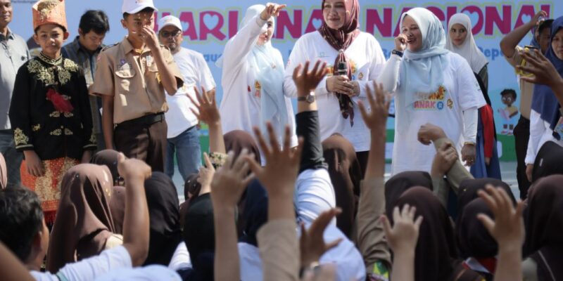 Ketua TP PKK Aceh Ny. Marlina Muzakir, bersama Ketua Staf Ahli TP PKK Aceh Ny. Mukarramah Fadhlullah, saat memberikan arahan puncak peringatan Hari Anak Nasional 2026, dalam tema Sayang Anak, Lindungi dan Bangun Masa Depan, di Stadion Harapan Bangsa Lhong Raya, Banda Aceh, Sabtu (25/7/2026). Foto: Dok. Biro Adpim Setda Aceh