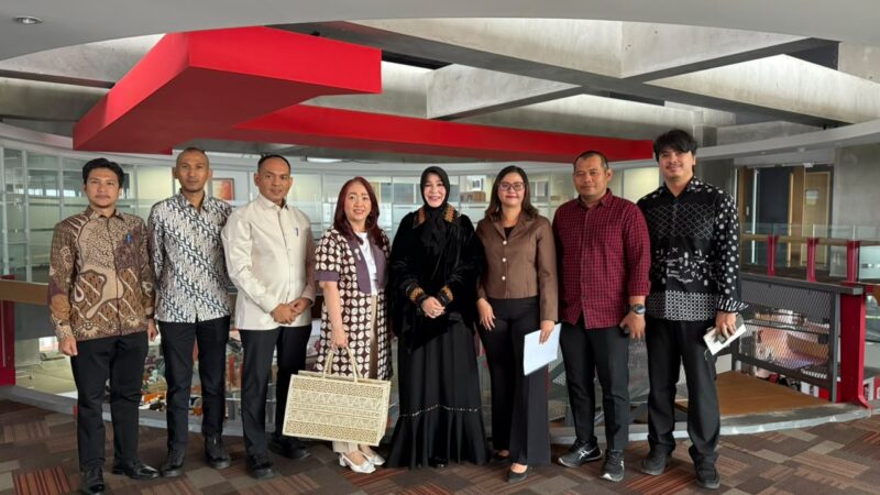 Kepala Diskominfotik Kota Banda Aceh, Muhammad Zubir, bersama perwakilan PT Tempo Inti Media Tbk berfoto bersama usai pertemuan terkait nominasi Wali Kota Banda Aceh, Illiza Sa'aduddin Djamal, sebagai salah satu penerima Apresiasi Swara Cantika 2026 di Jakarta Selatan, Senin (27/7/2026). Foto: Dok. Diskominfo Kota Banda Aceh