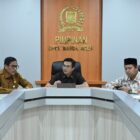 Ketua DPRK Banda Aceh, Irwansyah, menerima audiensi aparatur Gampong Deah Raya terkait puluhan anak yang belum mendapatkan sekolah serta persoalan lahan bekas sekolah yang dialihfungsikan, Senin (27/7/2026). Foto: Dok. DPRK Banda Aceh