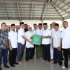 Dirut Bank Aceh Syariah menyerahkan bantuan kepada pengelola makam Habib Bugak sebagai bentuk dukungan terhadap pelestarian situs sejarah dan semangat wakaf produktif di Aceh, Sabtu (25/7/2026). Foto: Dok. Istimewa 