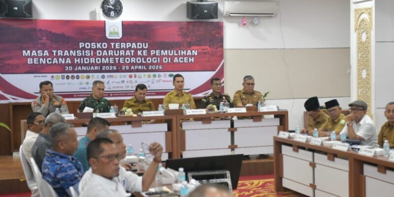 Wakil Gubernur Aceh, H. Fadhlullah, bersama Forkopimda Aceh, Sekda Aceh, M. Nasir, S.IP, MPA, beserta para Kepala SKPA/Biro dan lintas sektor terkait, saat mengikuti Rapat Koordinasi Pengakhiran Massa Transisi Darurat Menuju Pemulihan Rehabilitasi dan Rekonstruksi Pascabencana Hidrometeorologi Aceh, yang dipimpin oleh Ketua Satgas Pusat, Muhammad Tito Karnavian secara virtual, dari Ruang Rapat Potda I Setda Aceh, Banda Aceh, Selasa, (28/7/2026). Foto: Dok. Biro Adpim Setda Aceh