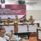 Wakil Gubernur Aceh, H. Fadhlullah, bersama Forkopimda Aceh, Sekda Aceh, M. Nasir, S.IP, MPA, beserta para Kepala SKPA/Biro dan lintas sektor terkait, saat mengikuti Rapat Koordinasi Pengakhiran Massa Transisi Darurat Menuju Pemulihan Rehabilitasi dan Rekonstruksi Pascabencana Hidrometeorologi Aceh, yang dipimpin oleh Ketua Satgas Pusat, Muhammad Tito Karnavian secara virtual, dari Ruang Rapat Potda I Setda Aceh, Banda Aceh, Selasa, (28/7/2026). Foto: Dok. Biro Adpim Setda Aceh