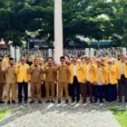 Bupati Aceh Barat Tarmizi bersama Wakil Bupati Said Fadheil, Rektor Universitas Teuku Umar, jajaran pemerintah daerah, dosen pembimbing, dan ratusan mahasiswa berfoto bersama usai pelepasan 604 peserta KKN Reguler Angkatan XXVI Tahun 2026 di halaman Kantor Bupati Aceh Barat, Selasa (28/7/2026). Foto: Dok. Pemkab Aceh Barat