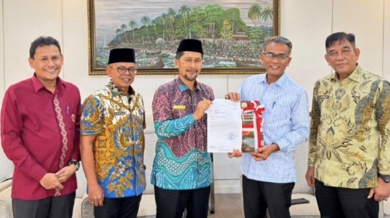 Asisten Pemerintahan, Keistimewaan Aceh, dan Kesejahteraan Rakyat Sekda Aceh, Syakir, menyerahkan dokumen KUA-PPAS Tahun Anggaran 2027 kepada Sekretaris Dewan DPRA, Khudri, di Banda Aceh, Kamis (2/7/2026). Foto: Dok. DPRA