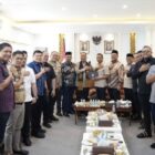 Ketua DPRA, unsur pimpinan dewan, dan jajaran Polda Aceh mengabadikan momen kebersamaan usai pertemuan silaturahmi yang berlangsung di Kantor DPRA, Banda Aceh, Selasa (28/7/2026). Foto: Dok. DPRA
