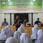 Kepala Seksi Penerangan Hukum Kejati Aceh, Ali Rasab Lubis, memberikan materi kepada siswa SMK Negeri 1 Takengon dalam Program Jaksa Masuk Sekolah (JMS) yang bertujuan meningkatkan kesadaran hukum generasi muda, Selasa (28/7/2026). Foto: Dok. Kejati Aceh
