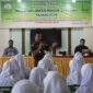 Kepala Seksi Penerangan Hukum Kejati Aceh, Ali Rasab Lubis, memberikan materi kepada siswa SMK Negeri 1 Takengon dalam Program Jaksa Masuk Sekolah (JMS) yang bertujuan meningkatkan kesadaran hukum generasi muda, Selasa (28/7/2026). Foto: Dok. Kejati Aceh