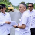 Bupati Aceh Barat Tarmizi bersama Kepala Dinas PUPR Aceh Barat meninjau progres pembangunan infrastruktur jalan dan jembatan di Kecamatan Kaway XVI dan Pante Ceureumen, Rabu (29/7/2026). Foto: Dok. Pemkab Aceh Barat