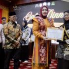 Perwakilan Forum Anak Kota Banda Aceh menerima penghargaan sebagai Forum Anak Pelopor dan Pelapor (2P) Terbaik Tingkat Provinsi Aceh Tahun 2026 pada rangkaian Hari Anak Nasional di Meuligoe Gubernur Aceh, Kamis (30/7/2026). Foto: Dok. Diskominfo Kota Banda Aceh