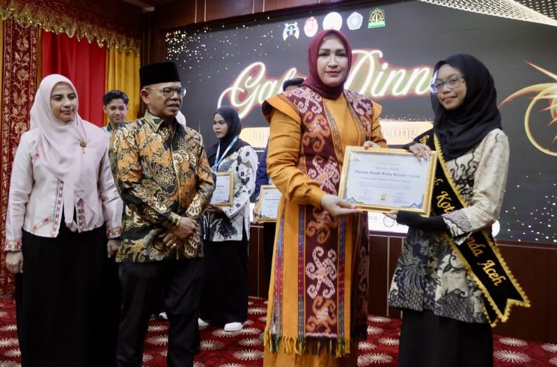Perwakilan Forum Anak Kota Banda Aceh menerima penghargaan sebagai Forum Anak Pelopor dan Pelapor (2P) Terbaik Tingkat Provinsi Aceh Tahun 2026 pada rangkaian Hari Anak Nasional di Meuligoe Gubernur Aceh, Kamis (30/7/2026). Foto: Dok. Diskominfo Kota Banda Aceh