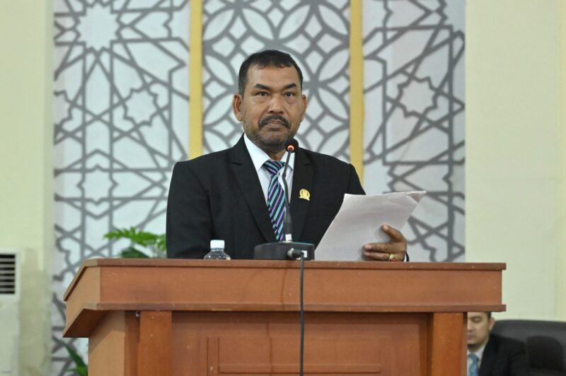 Juru Bicara Fraksi Partai Demokrat DPRK Banda Aceh, Zulkasmi, menyampaikan pandangan fraksi dalam rapat paripurna terkait evaluasi pelaksanaan SPMB 2026 dan berbagai isu pembangunan daerah, Jumat (24/7/2026). Foto: Dok. DPRK