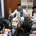 Wakil Gubernur Aceh, H. Fadhlullah, didampingi Kepala Biro Administrasi Pimpinan Setda Aceh, Akkar Arafat, S.STP, M.Si, saat bersilaturahmi dengan Pimpinan/Mudir Ma'had Aly Dayah Darul Munawwarah Kuta Krueng, Dr. Abi. H. Anwar Usman, S.Pd.i, MM, beserta Pengurus, di Ma'had Aly Dayah Darul Munawwarah Kuta Krueng, Kab. Pidie Jaya, Rabu (29/7/2026). Foto: Dok. Biro Adpim Setda Aceh 