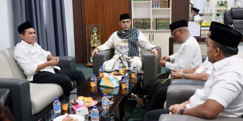 Wakil Gubernur Aceh, H. Fadhlullah, didampingi Kepala Biro Administrasi Pimpinan Setda Aceh, Akkar Arafat, S.STP, M.Si, saat bersilaturahmi dengan Pimpinan/Mudir Ma'had Aly Dayah Darul Munawwarah Kuta Krueng, Dr. Abi. H. Anwar Usman, S.Pd.i, MM, beserta Pengurus, di Ma'had Aly Dayah Darul Munawwarah Kuta Krueng, Kab. Pidie Jaya, Rabu (29/7/2026). Foto: Dok. Biro Adpim Setda Aceh 