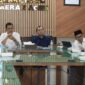 Sekda Aceh, M. Nasir, S.IP, MPA, bersama para Asisten Pemerintahan, Keistimewaan Aceh dan Kesejahteraan Rakyat Sekda Aceh, Drs. Syakir, M.Si, Asisten Administrasi Umum Sekda Aceh, Dr. A. Murtala, M.Si, dan Kepala SKPA/Biro terkait, saat memfasilitasi peralihan kepemilikan Rumah Sakit Umum Daerah (RSUD) Cut Meutia dari Pemerintah Kabupaten Aceh Utara untuk Pemerintah Kota Lhokseumawe, di Ruang Rapat Sekda Aceh, Banda Aceh, Rabu, (29/7/2026). Foto: Dok. Biro Adpim Setda Aceh 