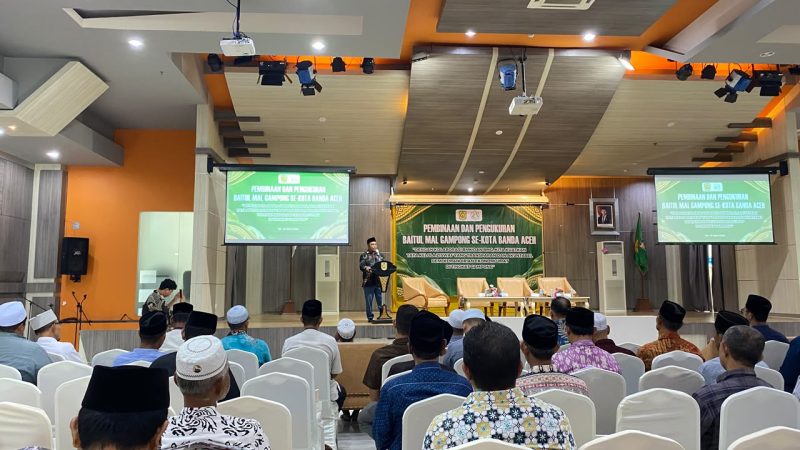 Ketua Baitul Mal Kota Banda Aceh, Yusuf Al Qardhawy, membuka kegiatan Pembinaan dan Pengukuhan Baitul Mal Gampong se-Kota Banda Aceh di Aula Gedung Mawardy Nurdin, Kamis (30/7/2026). Foto: Dok. Diskominfo Kota Banda Aceh