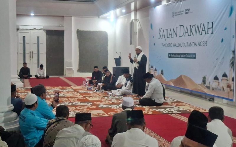 ASN dan masyarakat mengikuti Kajian Dakwah Pendopo di Pendopo Wali Kota Banda Aceh yang menghadirkan Ustaz Fahmi Sofyan, Kamis (30/7/2026) malam. Foto: Dok. Diskominfo Kota Banda Aceh