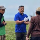 Plt Sekretaris Daerah Aceh Barat Dr. Ir. Kurdi, S.T., M.T., M.H. bersama jajaran pemerintah daerah dan ratusan ASN mengikuti gotong royong membersihkan kawasan wisata Pantai Suak Ribe, Jumat (31/7/2026). Foto: Dok. Pemkab Aceh Barat