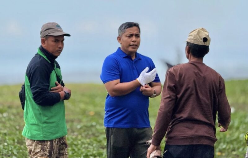 Plt Sekretaris Daerah Aceh Barat Dr. Ir. Kurdi, S.T., M.T., M.H. bersama jajaran pemerintah daerah dan ratusan ASN mengikuti gotong royong membersihkan kawasan wisata Pantai Suak Ribe, Jumat (31/7/2026). Foto: Dok. Pemkab Aceh Barat