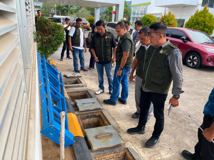 Tim Pengawas Lingkungan Hidup Aceh Besar melaksanakan inspeksi, pembinaan, dan pengawasan terhadap kepatuhan pengelolaan lingkungan di PT Wahana Wirawan Indomobil, Kecamatan Darul Imarah, Rabu (29/7/2026). Foto: Dok. MC Aceh Besar