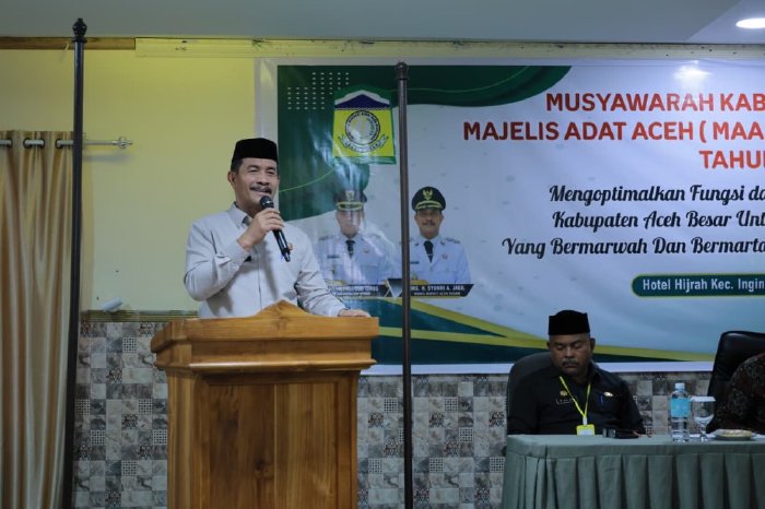 Wakil Bupati Aceh Besar Drs H Syukri menyampaikan sambutan dan sekaligus membuka Musyawarah Kabupaten Majelis Adat Aceh Kabupaten Aceh Besar, di Hotel Hijrah, Kecamatan Ingin Jaya, Kamis (30/7/2026). Foto: Dok. MC Aceh Besar