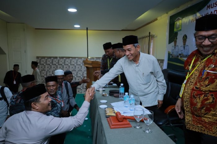 Wakil Bupati Aceh Besar Drs H Syukri memberikan selamat kepada H Anwar Ahmad SE.Ak terpilih sebagai Ketua MAA Kabupaten Aceh Besar periode 2026-2031 dalam Muskab MAA Kabupaten Aceh Besar di Hotel Hijrah, Kecamatan Ingin Jaya, Kamis (30/7/2026). Foto: Dok. MC Aceh Besar
