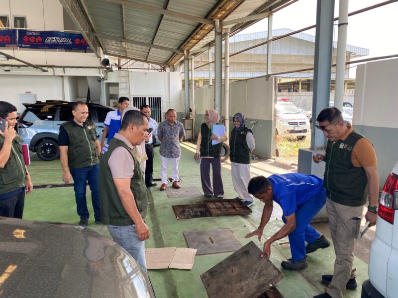 Tim Pengawas Lingkungan Hidup Aceh Besar melaksanakan inspeksi, pembinaan, dan pengawasan terhadap kepatuhan pengelolaan lingkungan di PT Armada Banda Jaya, showroom kendaraan merek Suzuki, Kecamatan Darul Imarah, Kamis (30/7/2026). Foto: Dok. MC Aceh Besar