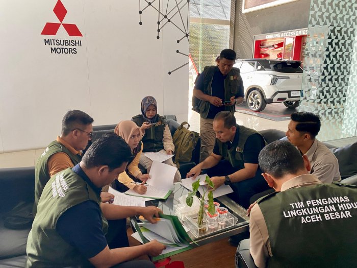 Tim Pengawas Lingkungan Hidup Aceh Besar melaksanakan inspeksi, pembinaan, dan pengawasan terhadap kepatuhan pengelolaan lingkungan di Mitsubishi Arista, Kecamatan Darul Imarah, Kamis (30/7/2026). Foto: Dok. MC Aceh Besar