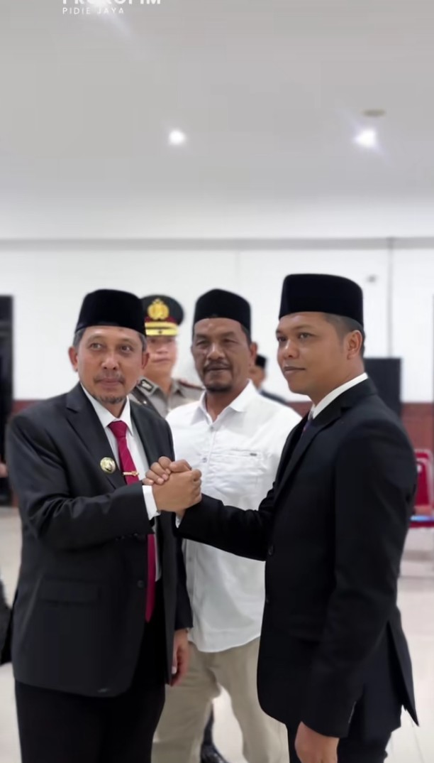Foto Bersama Bupati Pidie Jaya Tgk. H.   Syibral Malasyi, MA. S.Sos. ME ( kanan ), Irbansus Inspektorat Pidie Jaya Hafrizal, SH. MH, Aula Cot Trieng, Lantai 2. (30/7/2026). Foto: Dok/Muhammad Rissan 