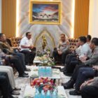 Kapolda Aceh Irjen Pol. Rudi Setiawan didampingi Pejabat Utama Polda Aceh melakukan kunjungan ke Kejati Aceh sebagai langkah awal mempererat kerja sama antarpenegak hukum. Foto: Dok. Istimewa