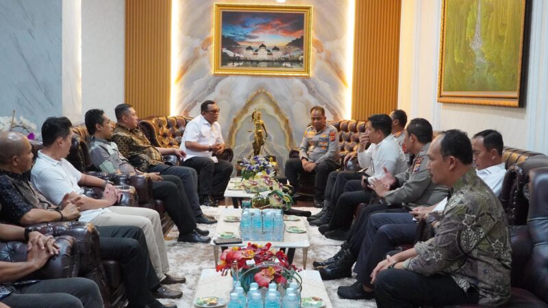 Kapolda Aceh Irjen Pol. Rudi Setiawan didampingi Pejabat Utama Polda Aceh melakukan kunjungan ke Kejati Aceh sebagai langkah awal mempererat kerja sama antarpenegak hukum. Foto: Dok. Istimewa 
