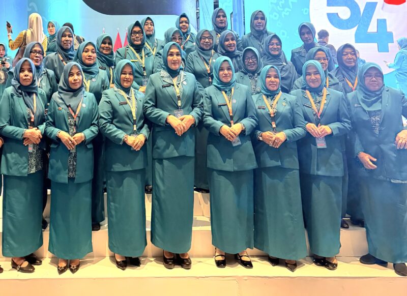 Ketua TP PKK Kabupaten Aceh Barat, Ny. Afrinda Novalia, bersama Staf Ahli TP PKK Aceh Barat, Ny. Lisa Nazmi, berfoto bersama Ketua TP PKK provinsi, kabupaten, dan kota dari seluruh Indonesia usai pembukaan Hari Kesatuan Gerak (HKG) PKK Nasional ke-54 di Hotel Claro, Makassar, Kamis (9/7/2026). Foto: Dok. Istimewa 