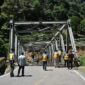 Jembatan dan jalan di kawasan Enang-Enang terputus akibat banjir dan longsor. Foto: BPJN Aceh