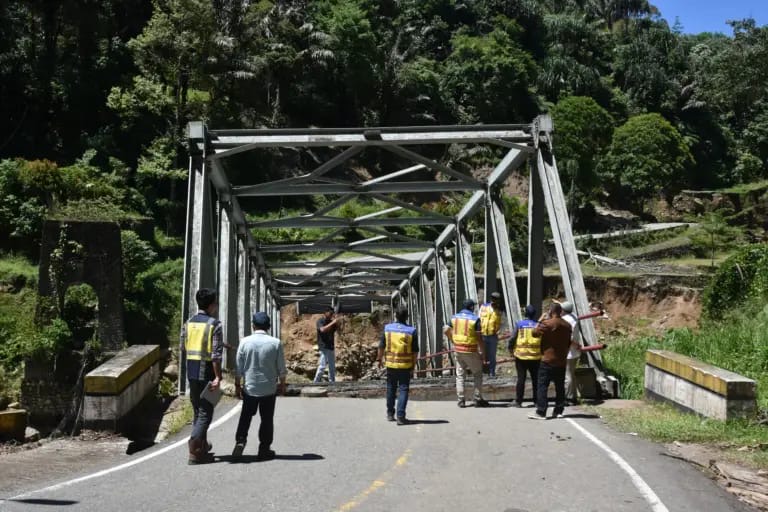 Jembatan dan jalan di kawasan Enang-Enang terputus akibat banjir dan longsor. Foto: BPJN Aceh