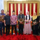 Bupati Aceh Barat bersama unsur Forkopimda berfoto bersama usai acara lepas sambut dan peusijuk Kapolres Aceh Barat yang baru, AKBP Agus Sulistianto, di Pendopo Bupati Aceh Barat, Sabtu (18/7/2026). Foto: Dok. Istimewa
