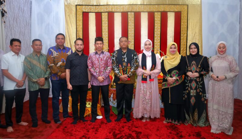 Bupati Aceh Barat bersama unsur Forkopimda berfoto bersama usai acara lepas sambut dan peusijuk Kapolres Aceh Barat yang baru, AKBP Agus Sulistianto, di Pendopo Bupati Aceh Barat, Sabtu (18/7/2026). Foto: Dok. Istimewa 