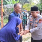 Kapolda Aceh Irjen Pol. Ruddi Setiawan bersama Pangdam Iskandar Muda Mayjen TNI Joko Hadi Susilo bertakziah ke rumah duka almarhum Pratu Galuh Nugraha di Kabupaten Aceh Timur sebagai bentuk penghormatan dan belasungkawa kepada keluarga, Minggu (26/7/2026). Foto: Dok. Istimewa